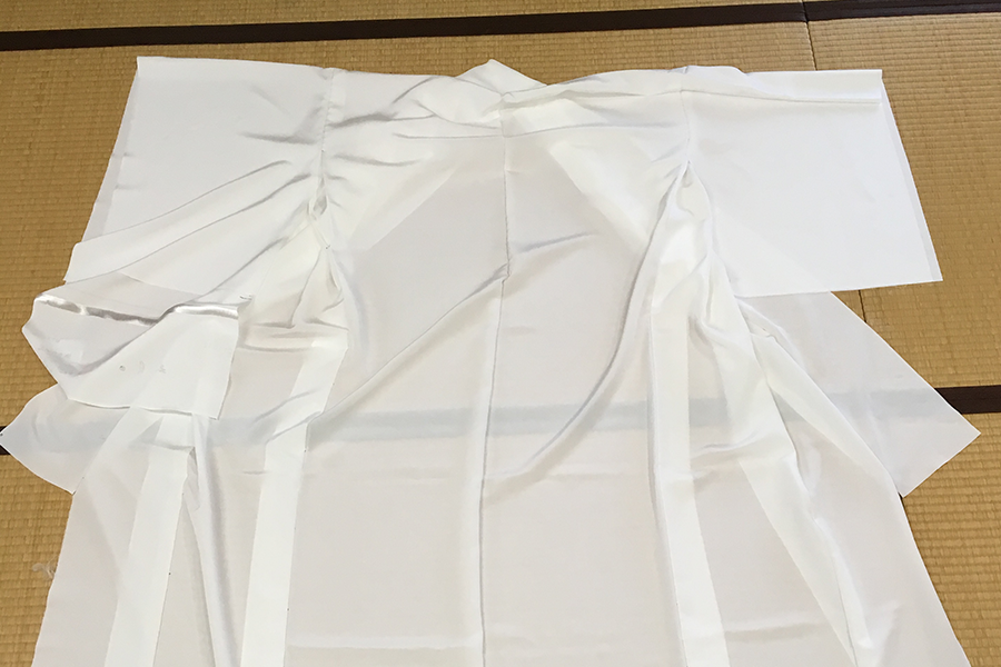 Sewing White silk fabric into a kimono